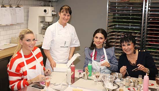 Alessandra Geissel, Julia Bamer von Keksliebe, Jeannette Graf und Uschi Ackermann beim Keksliebe VerzierWorkshop am 13.11.2017 (©Foto:Martin Schmitz)